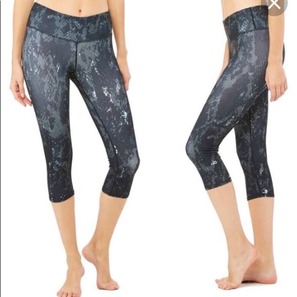ALO Yoga Python Airbrush Capri M cropped